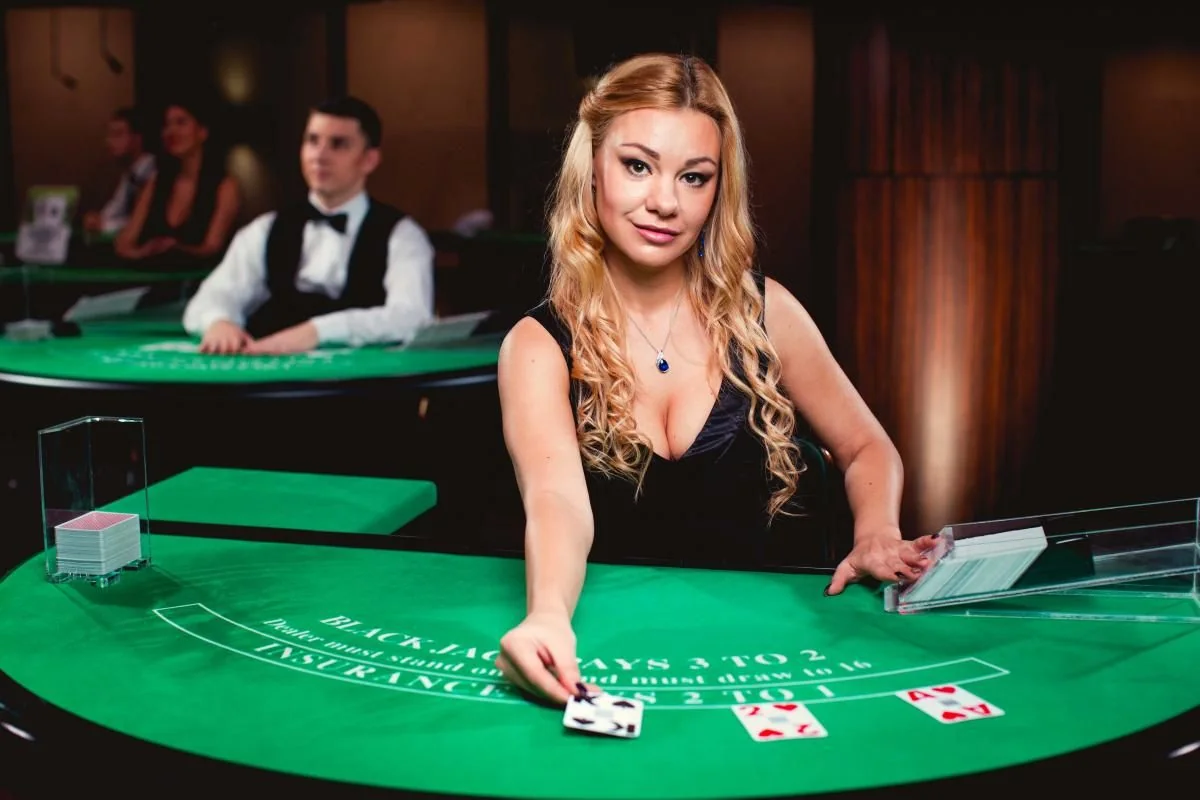 Suasana meja kasino live dengan dealer untuk PROTOGEL