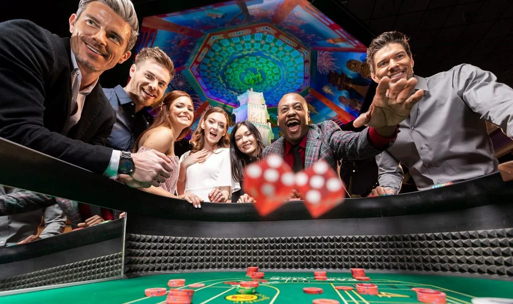 Suasana meja kasino digital PROTOGEL dengan kartu dan cahaya permainan